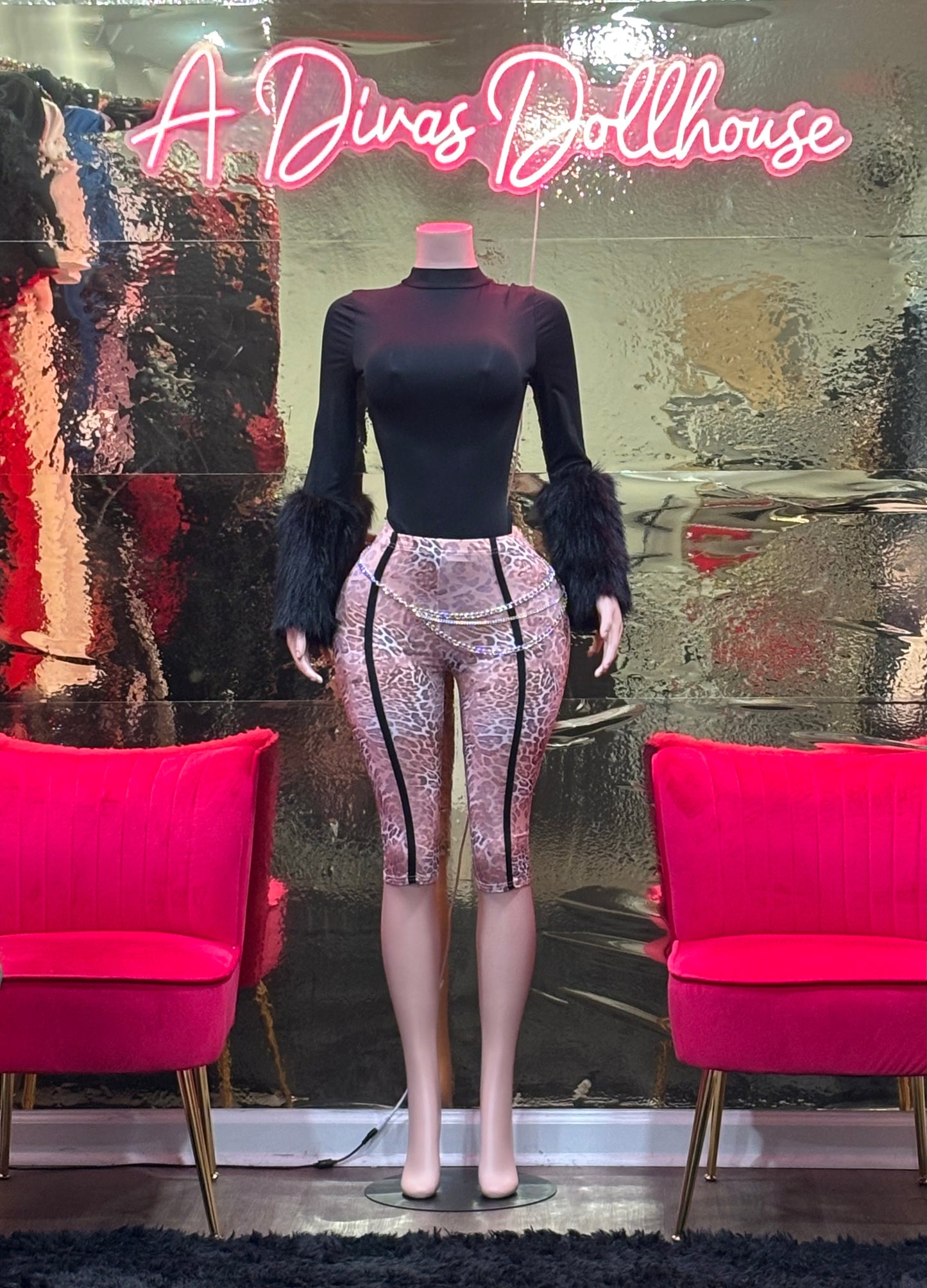 Leopard print knee pants