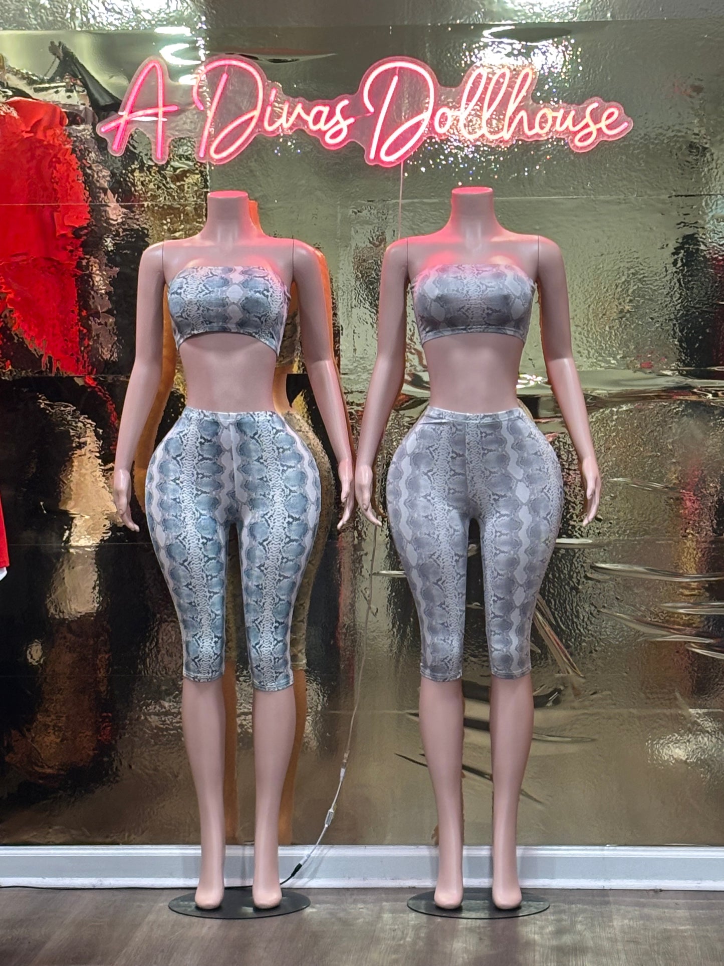 Hissing 2pc Capri Set